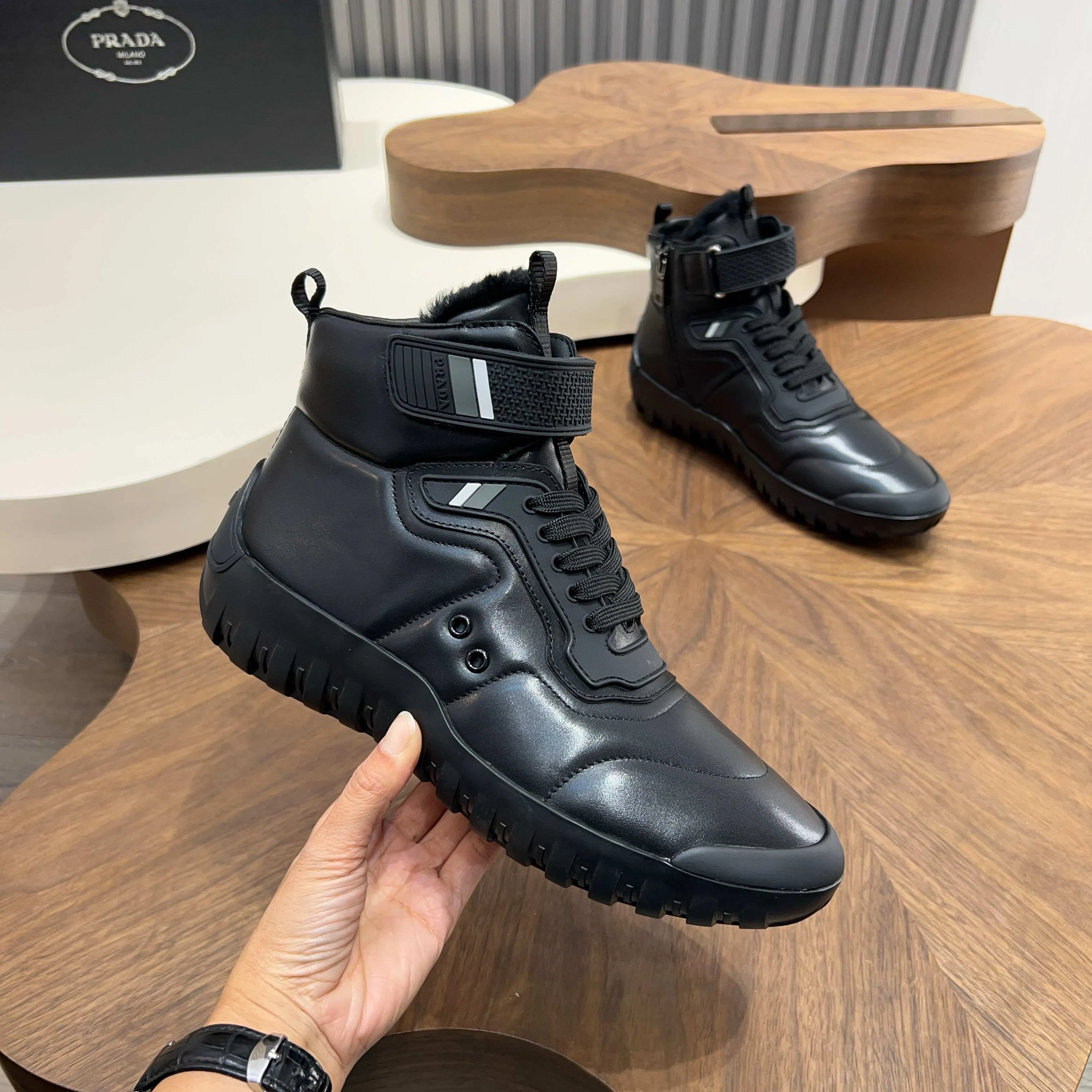 Men's Men's Shoes 💰920 Prada/Prada Toblach men's high-top wool shoes are shipped to Wanguan, the top-notch products! These minimalist high-top sneakers are inspired by the iconic Prada Linea Rossa silhouette shown in the 1998 Autumn/Winter fashion show. The revolutionary lightweight 4cm wide rubber sole is embellished with a distinctive red Linea Rossa logo, recalling the innovative duality core of the original design, while the matte calfskin surface highlights a sophisticated modern temperament. The slip-on design has a simple glossy style. It is equipped with an exclusive hardware zipper closure on the inside, making it easier to put on and take off. The wool is integrated to keep warm and lock in temperature. It is equipped with a logo cowhide and wool removable insole. It is comfortable and breathable for the upper foot, and is versatile for casual wear. Comes with full set of original packaging dust bag! Size: 38-39-40-41-42-43-44 Standard leather shoe size Item number: 4T3613 wool black